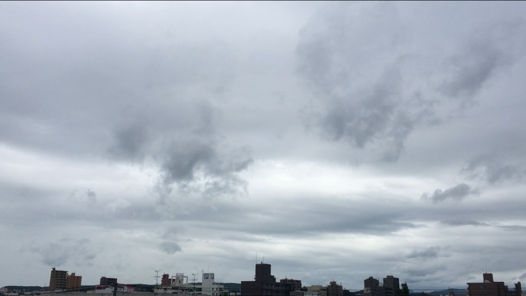 札幌 曇天 音 爆発 地鳴り